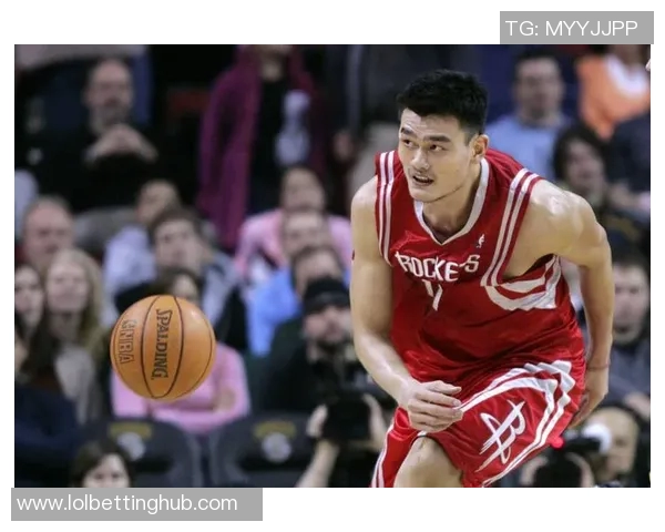 姚明的篮球传奇之路与经典瞬间的精彩图片回顾